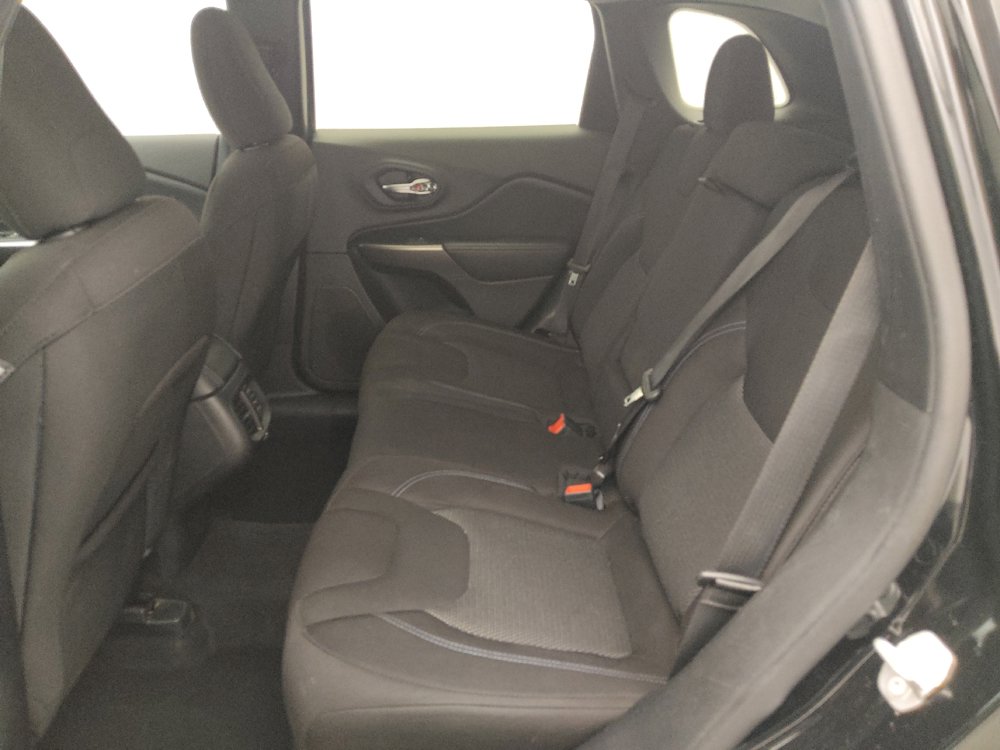 Used 2020 Jeep Cherokee Latitude FWD image 18