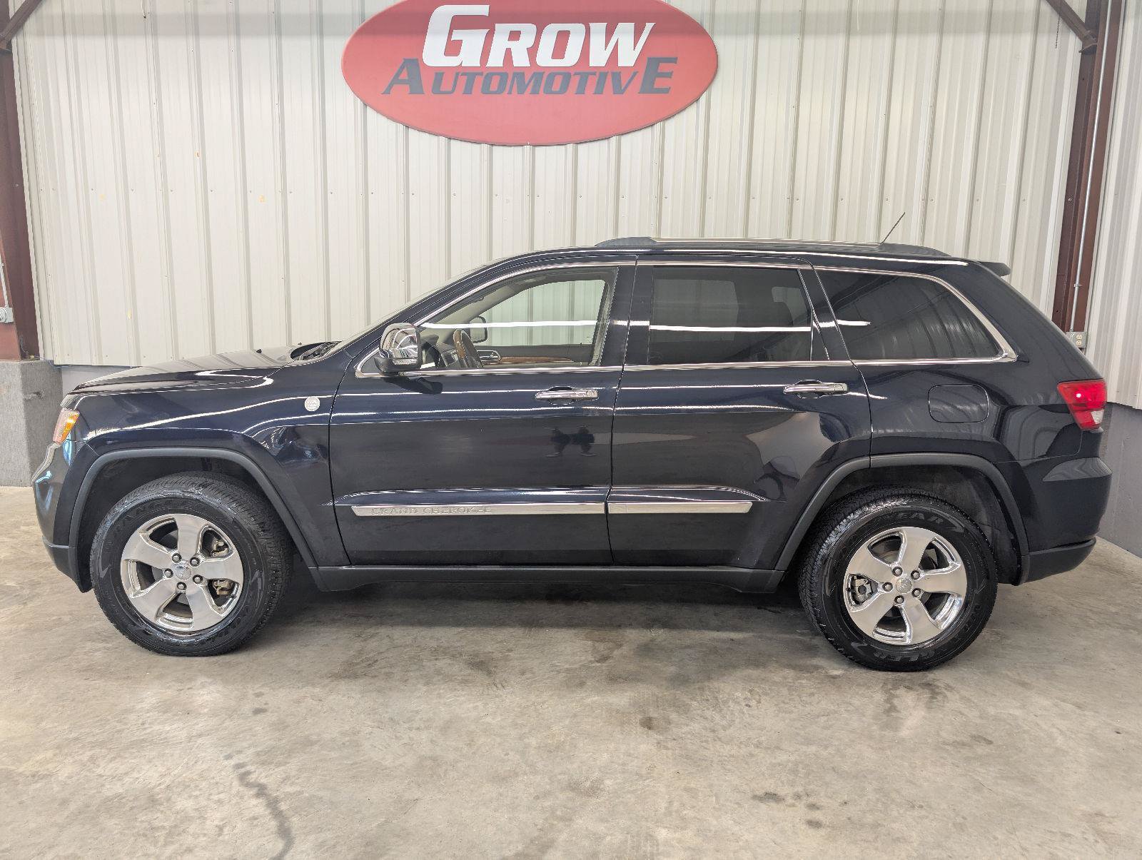 Used 2011 Jeep Grand Cherokee Overland AWD/4WD image 16