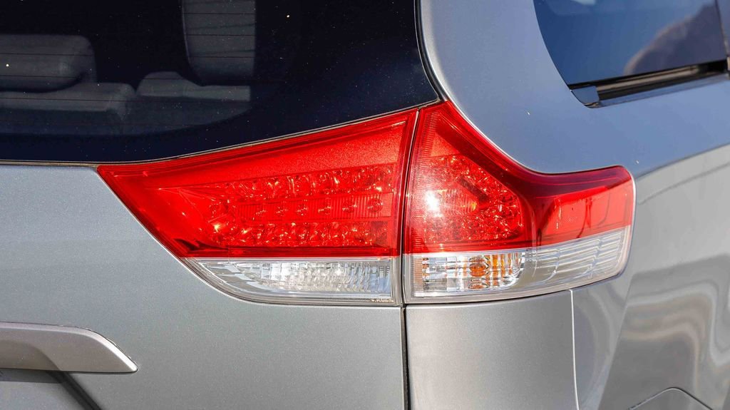 Used 2014 Toyota Sienna L image 10