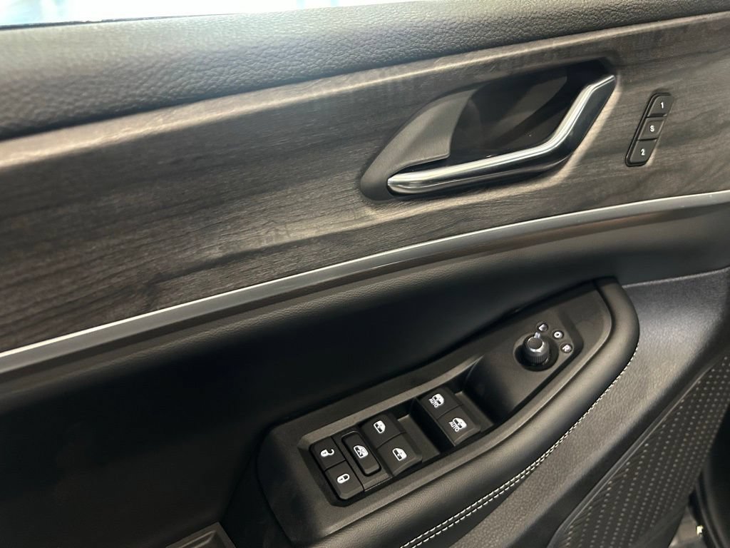 New 2025 Jeep Grand Cherokee L Limited w/ Luxury Tech Group II RWD image 21