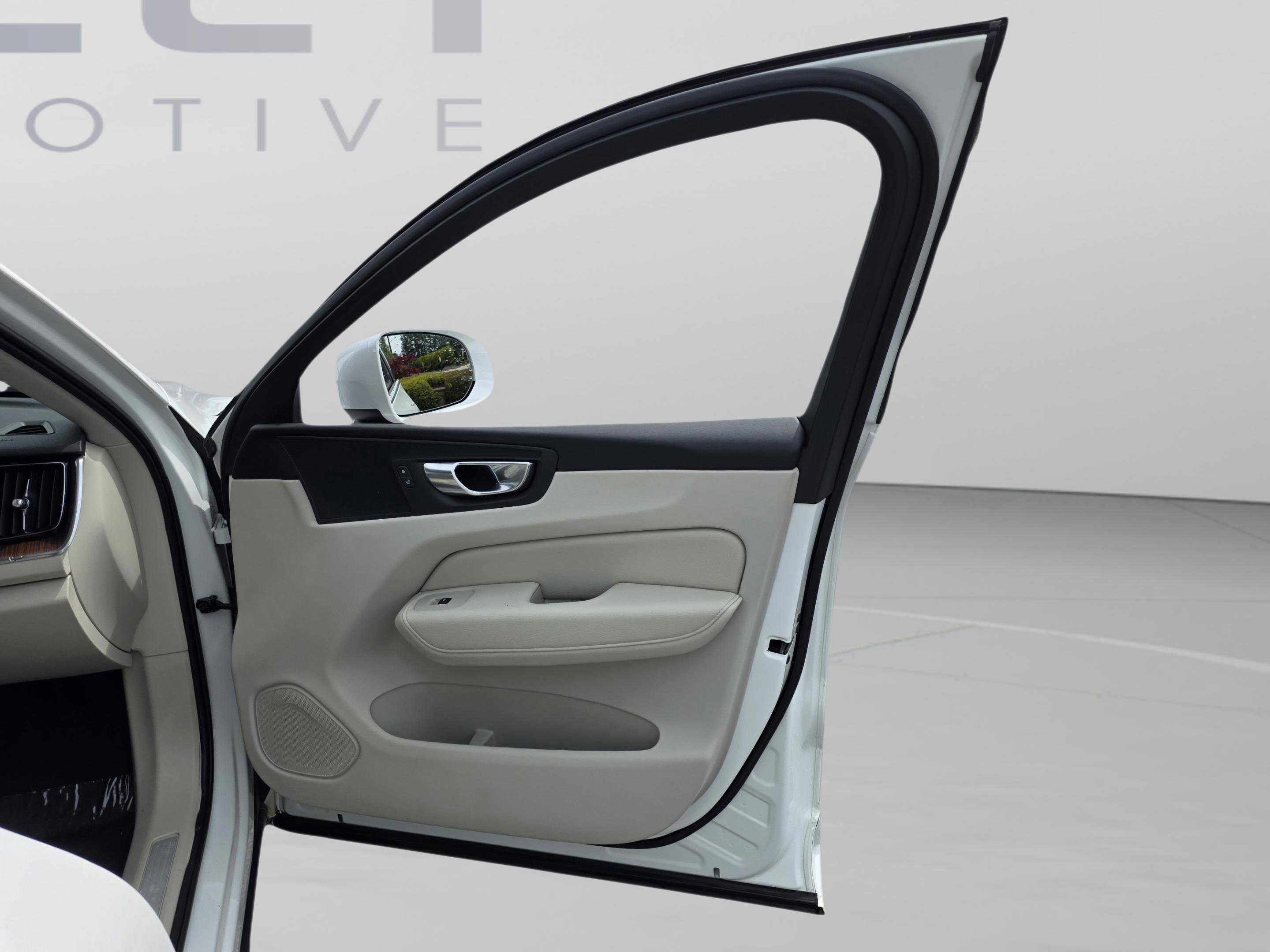 Used 2021 Volvo XC60 T5 Momentum w/ Climate Package image 30