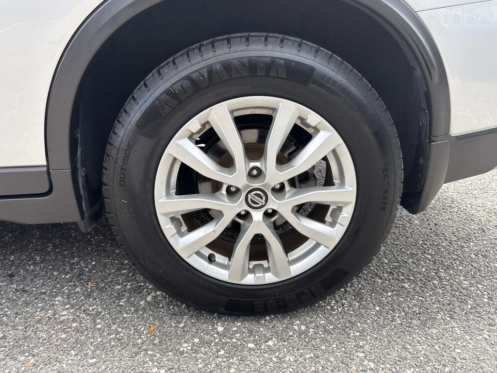 Used 2018 Nissan Rogue SV w/ Premium Package FWD image 10
