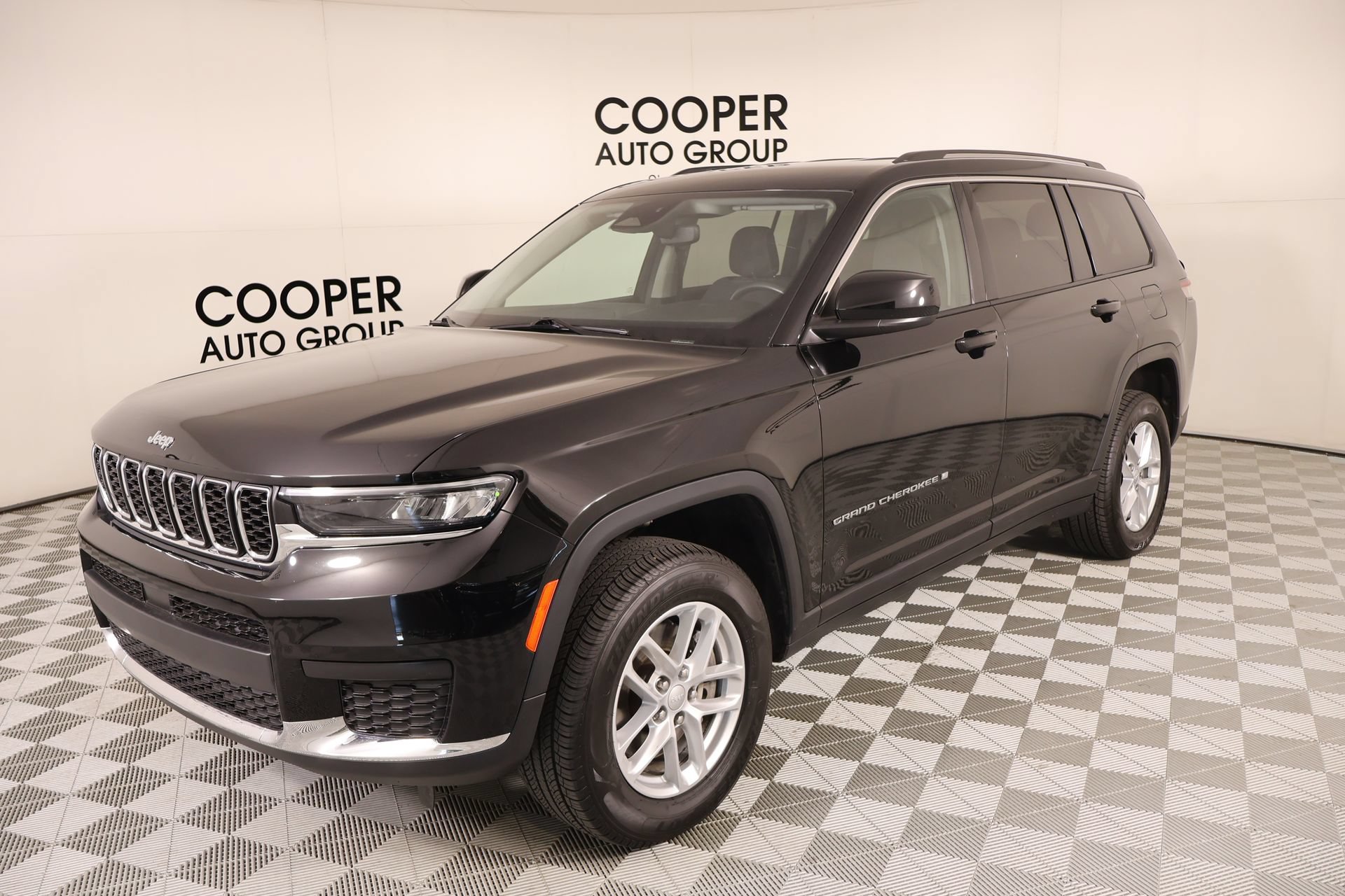 Used 2023 Jeep Grand Cherokee L Laredo AWD/4WD image 9