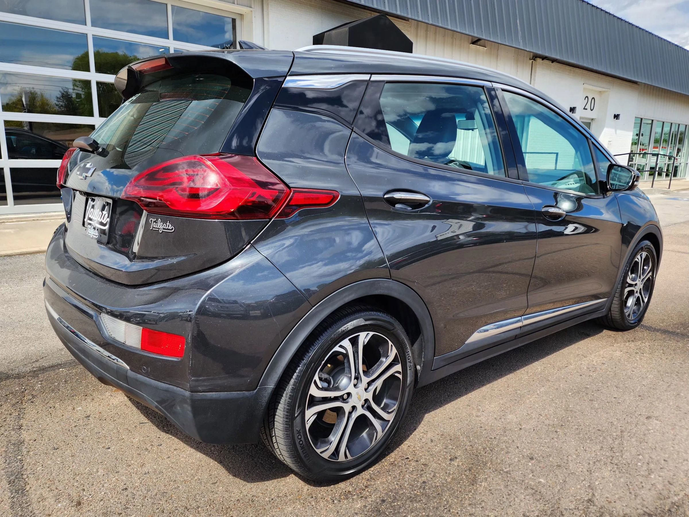 Used 2019 Chevrolet Bolt Premier w/ Infotainment Package FWD image 7