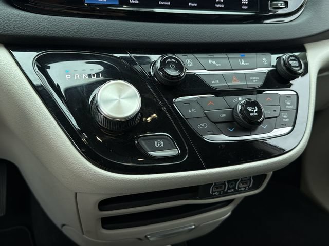 Used 2023 Chrysler Pacifica Touring-L FWD image 24