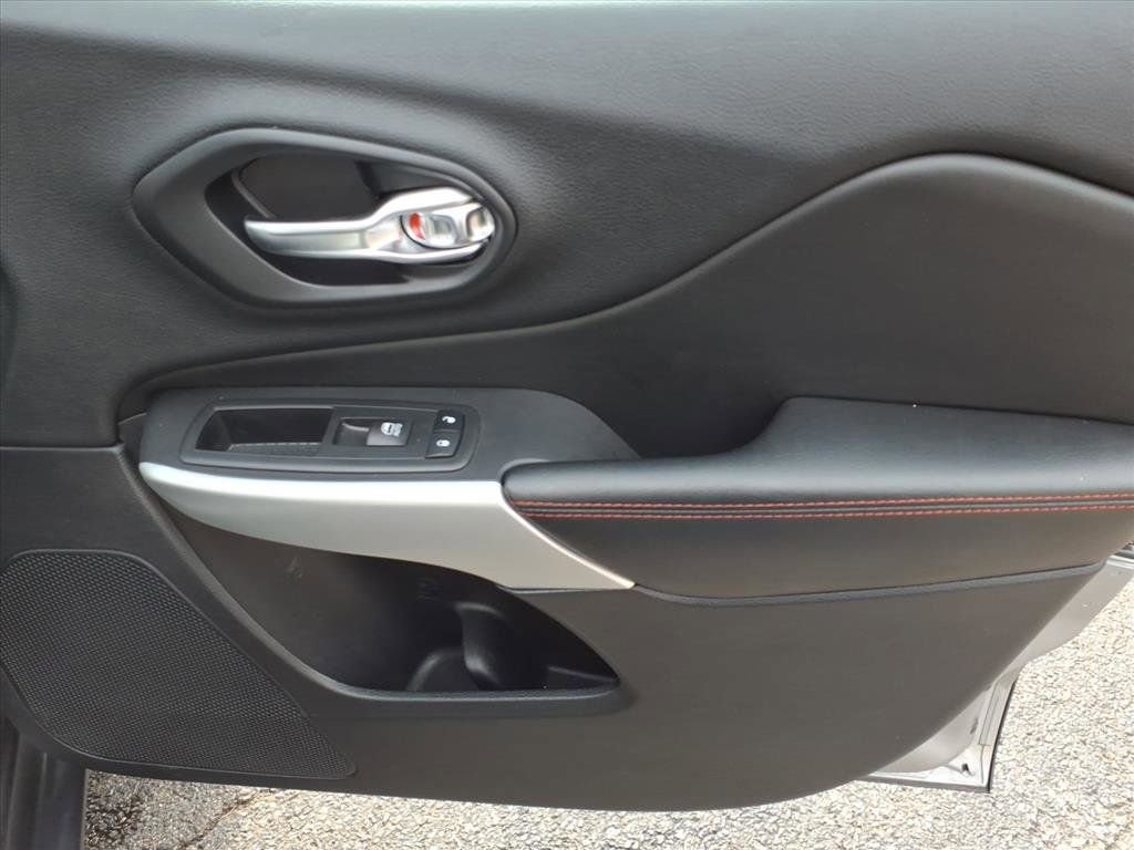 Used 2017 Jeep Cherokee Trailhawk w/ Cold Weather Group image 15