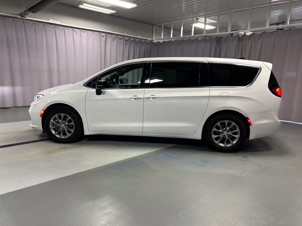 Used 2026 Chrysler Pacifica Limited FWD image 4