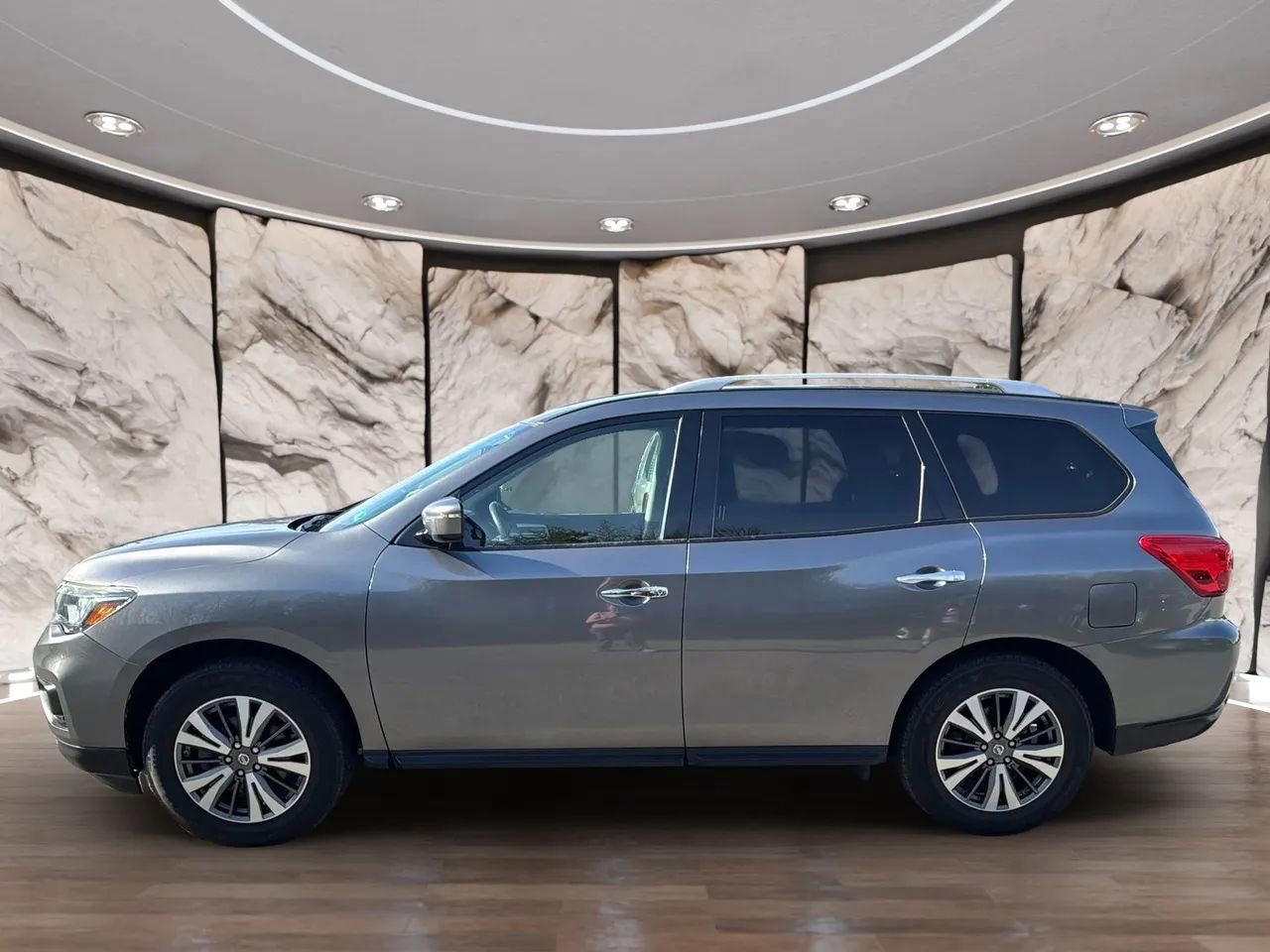 Used 2017 Nissan Pathfinder SV image 8