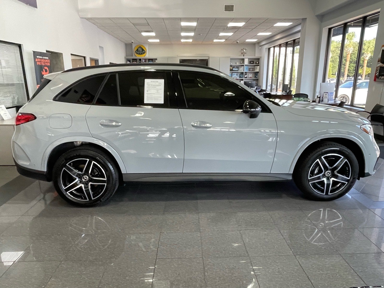 Used 2025 Mercedes-Benz GLC 300 4MATIC image 6