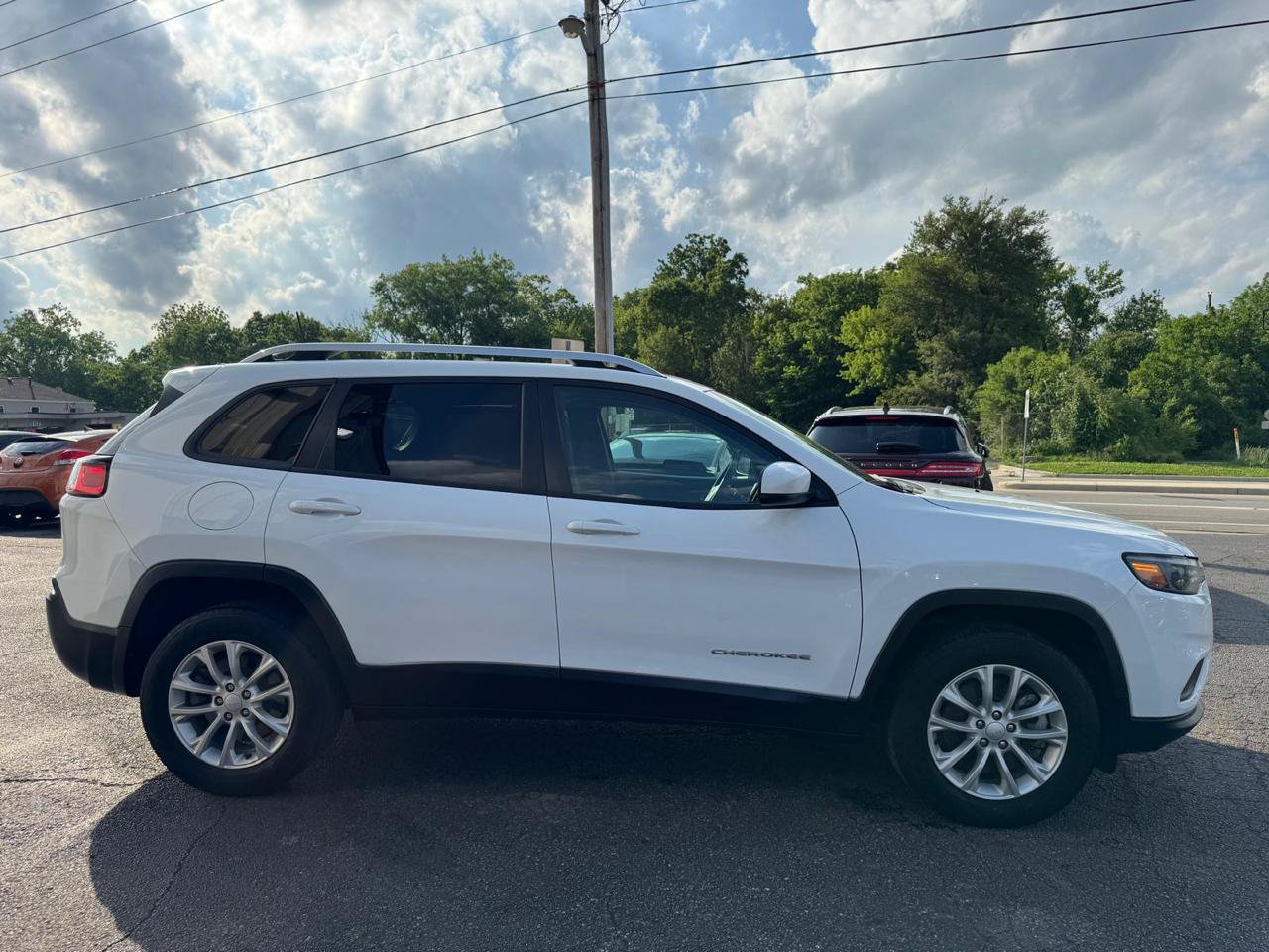 Used 2021 Jeep Cherokee Latitude AWD/4WD image 6