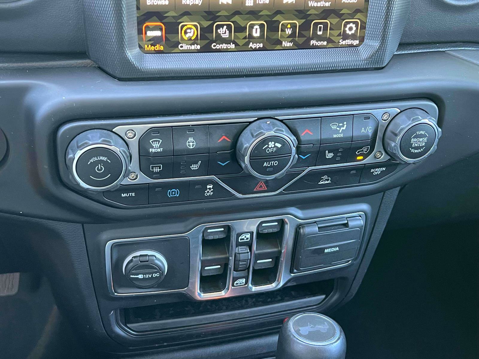 Used 2023 Jeep Wrangler Unlimited Sahara w/ Cold Weather Group AWD/4WD image 18