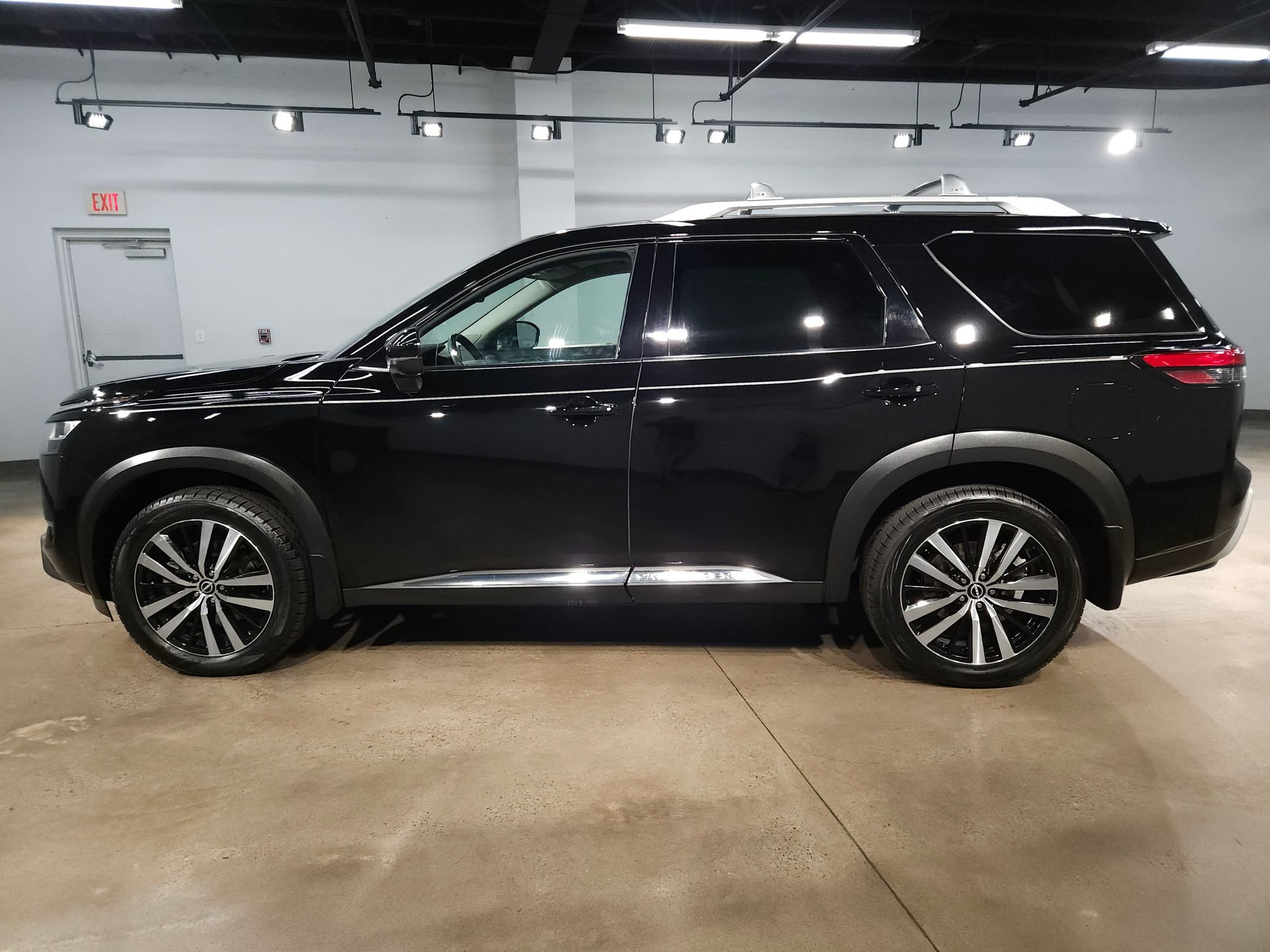Used 2024 Nissan Pathfinder Platinum w/ Cargo Package FWD image 4