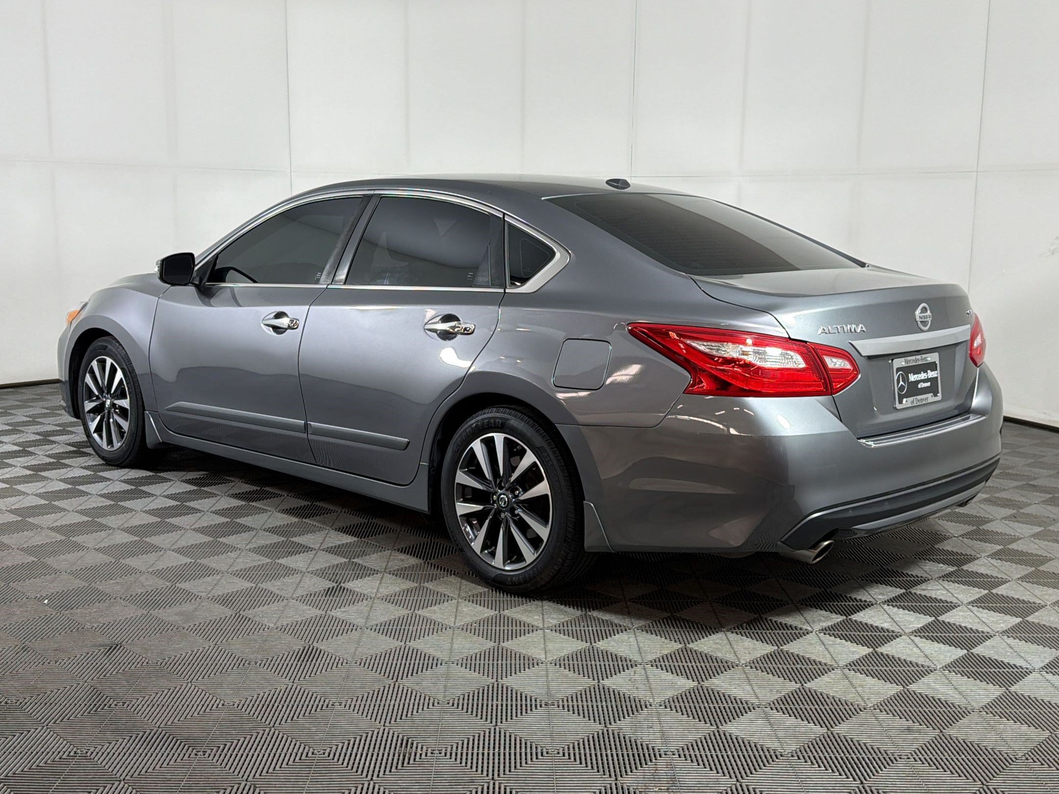 Used 2016 Nissan Altima 2.5 SV w/ Convenience Package FWD image 3
