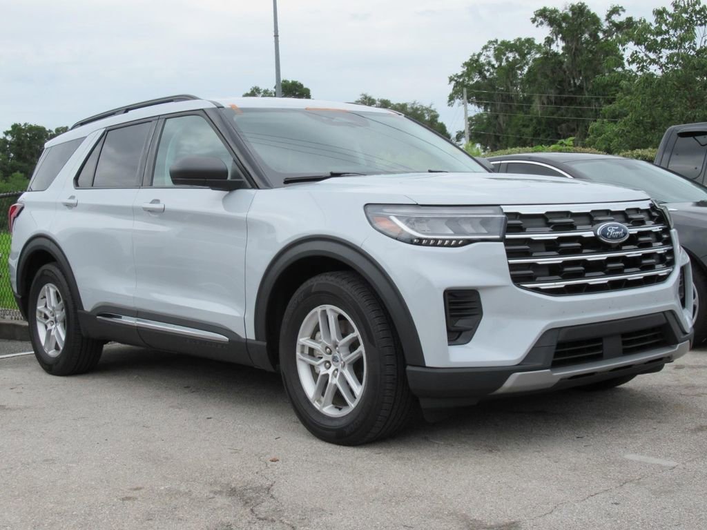 Used 2025 Ford Explorer Active RWD image 1