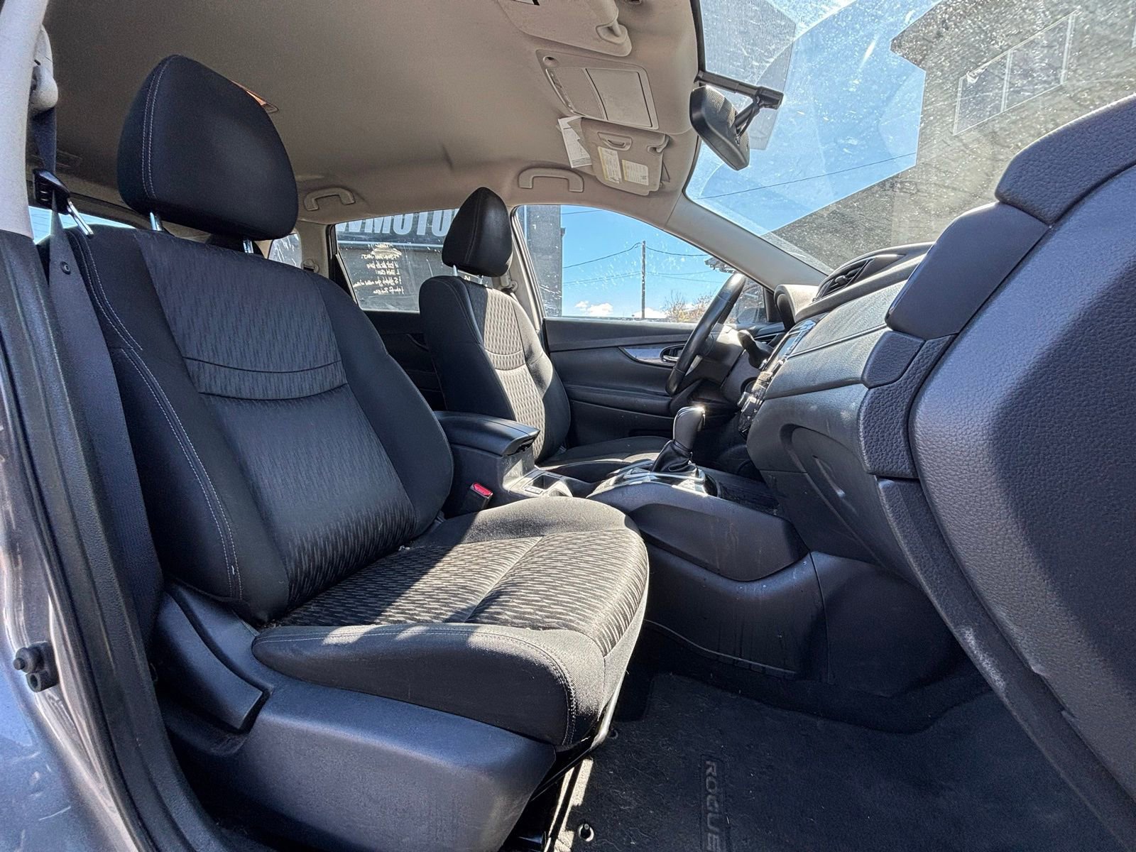 Used 2017 Nissan Rogue SV w/ SV Premium Package image 15