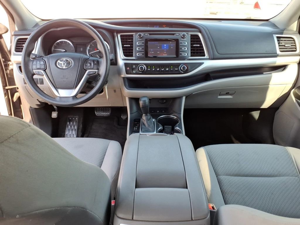 Used 2014 Toyota Highlander LE AWD/4WD image 8