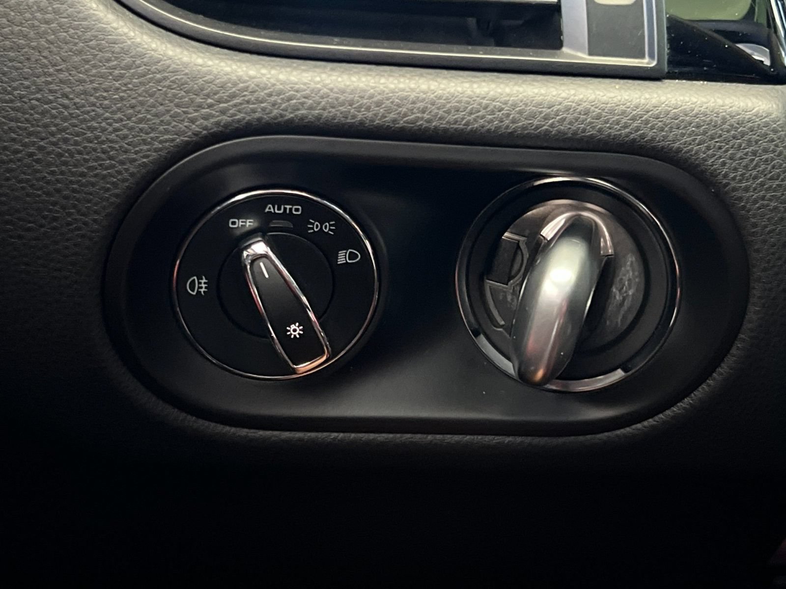 Certified 2023 Porsche Macan Turbo AWD/4WD image 22