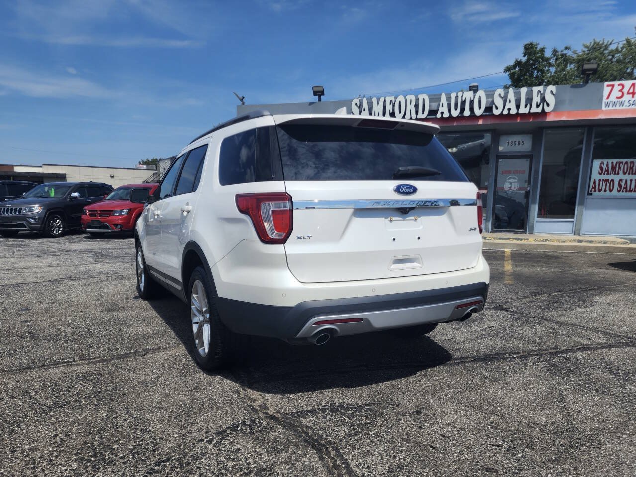 Used 2017 Ford Explorer XLT w/ Equipment Group 202A AWD/4WD image 5