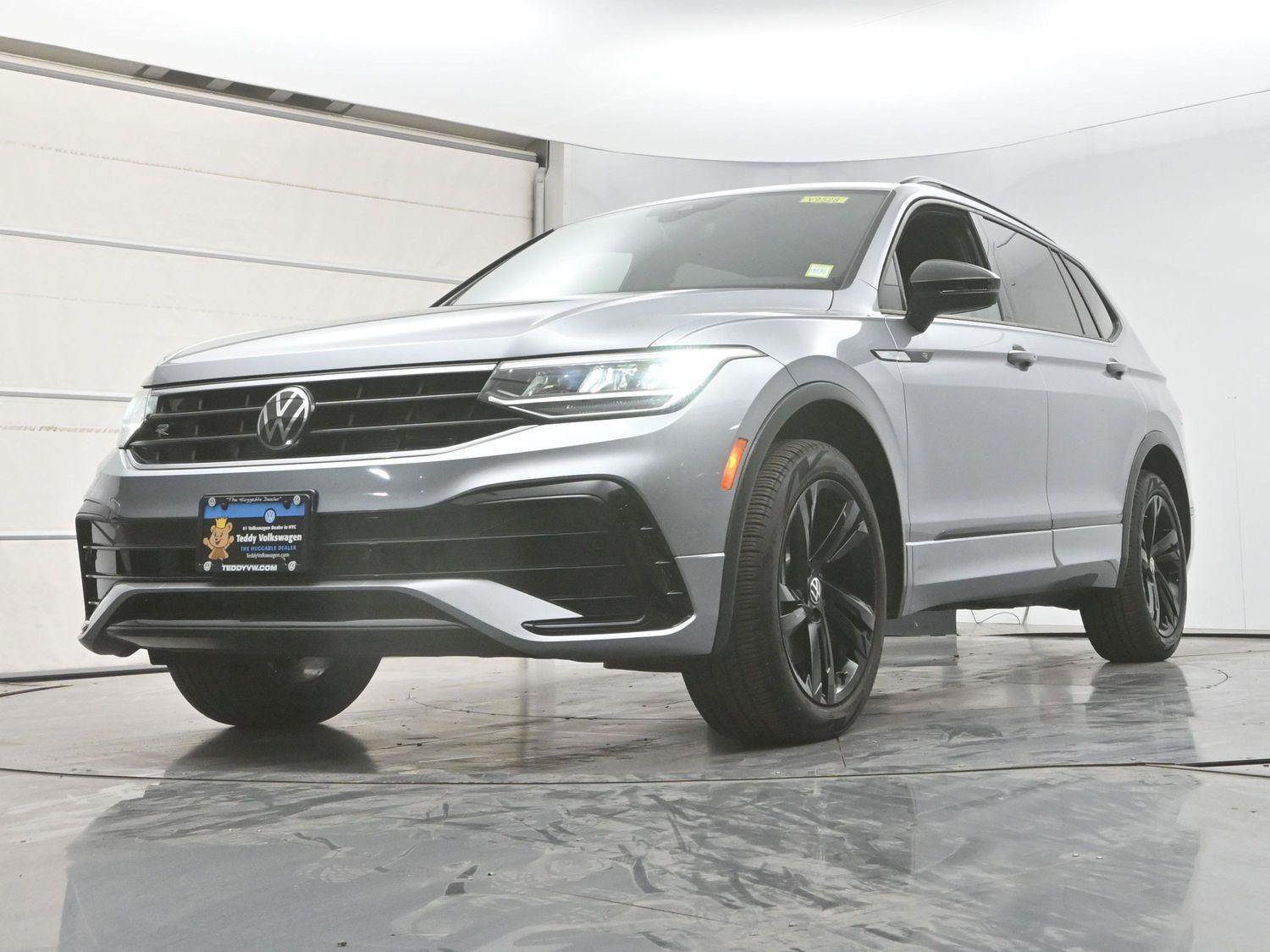 Used 2024 Volkswagen Tiguan SE R-Line AWD/4WD image 28
