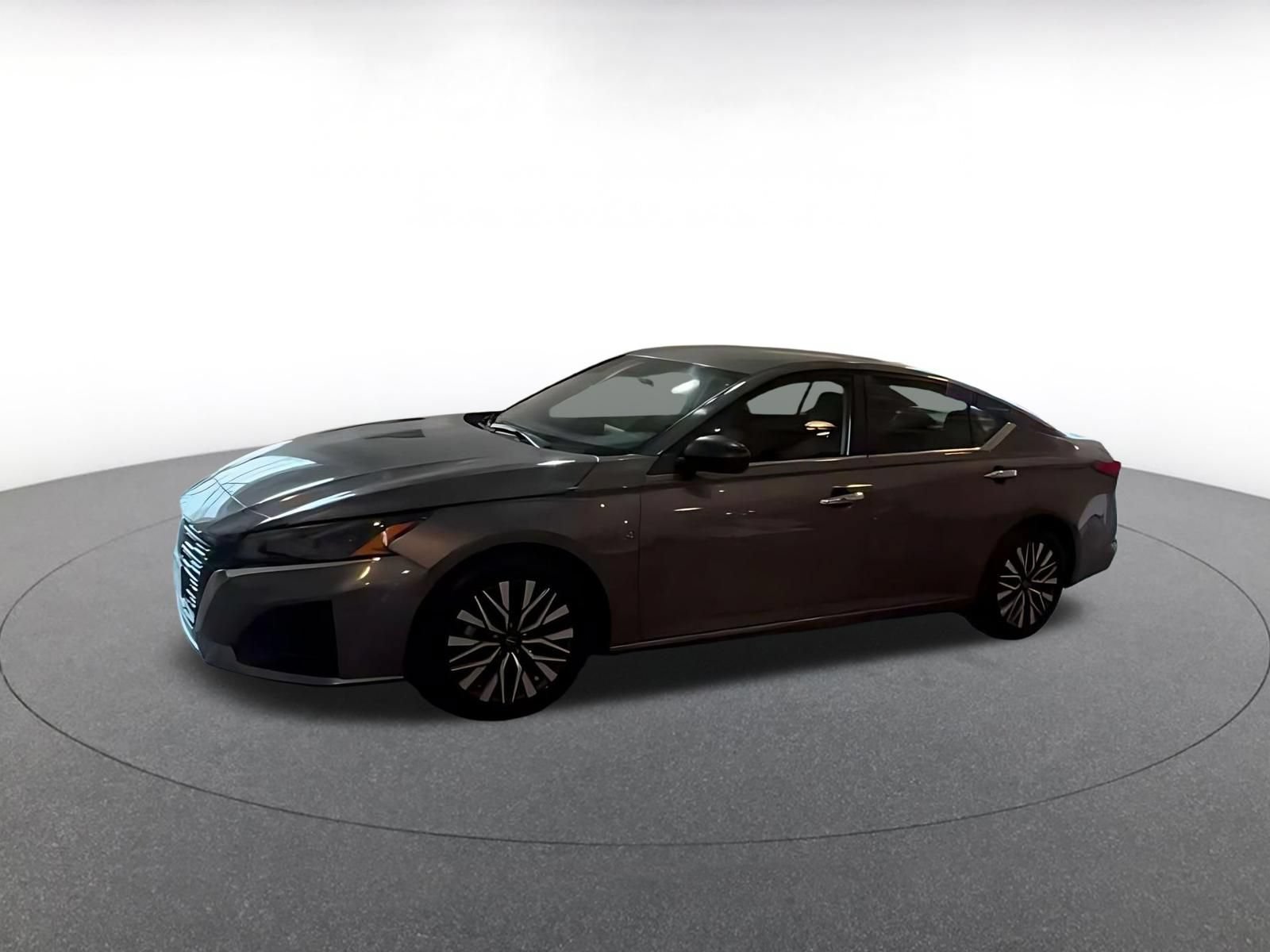 Used 2025 Nissan Altima 2.5 SV FWD image 4