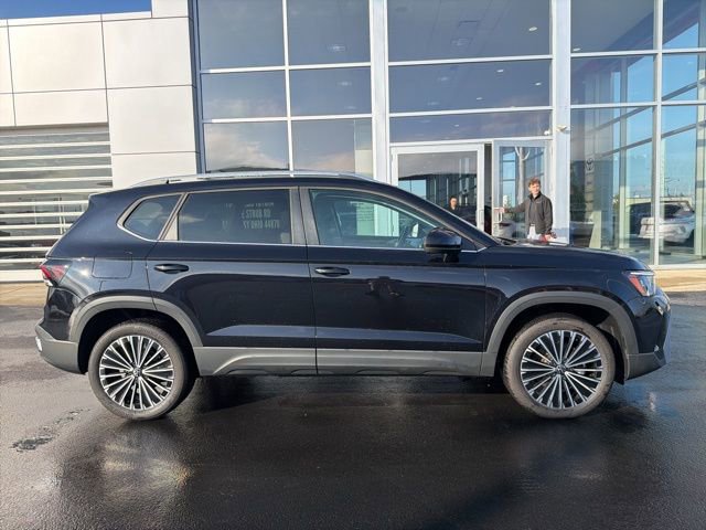 Used 2025 Volkswagen Taos SE FWD image 8