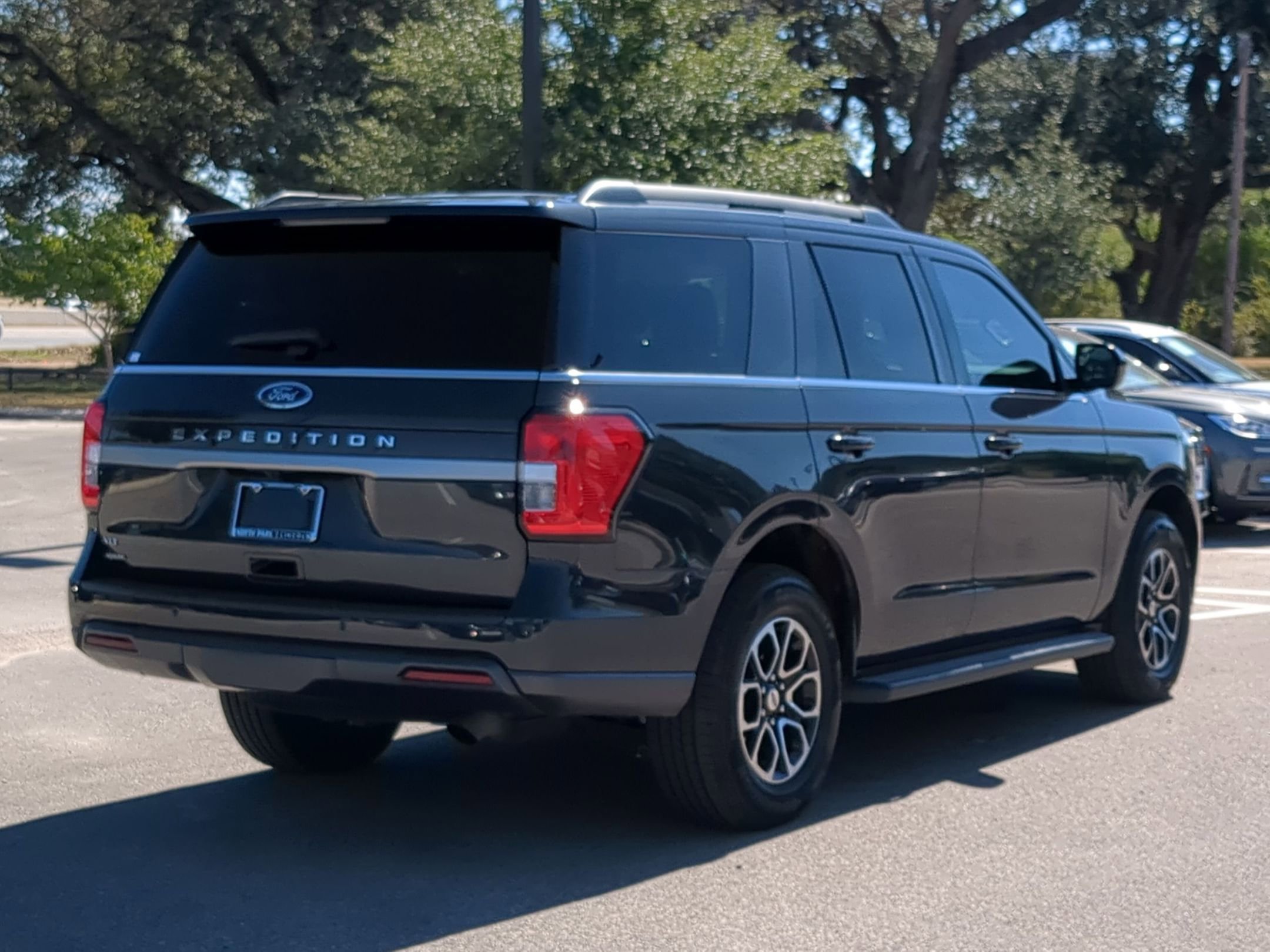 Used 2022 Ford Expedition XLT image 3