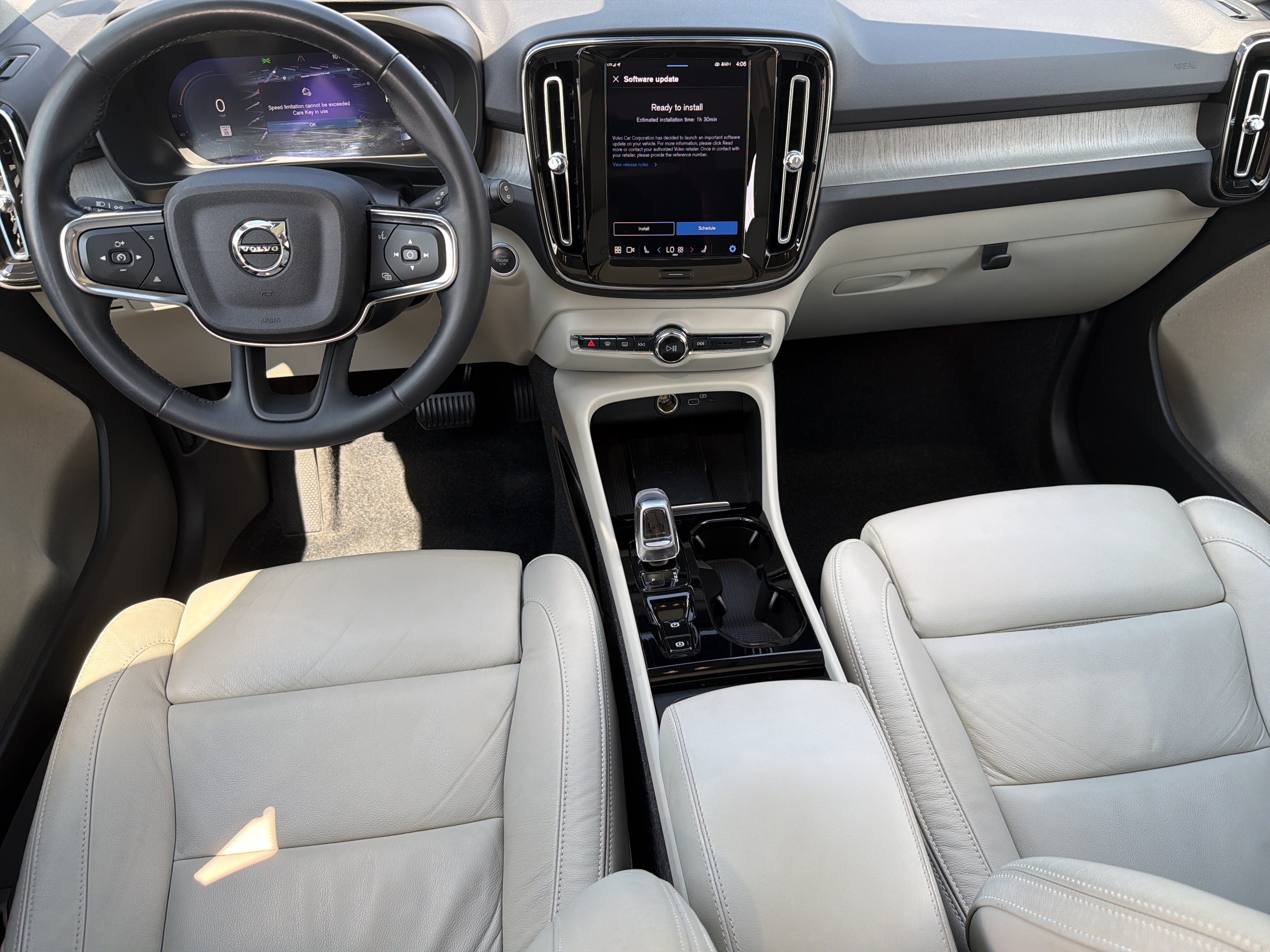Used 2023 Volvo XC40 B4 Ultimate FWD image 28
