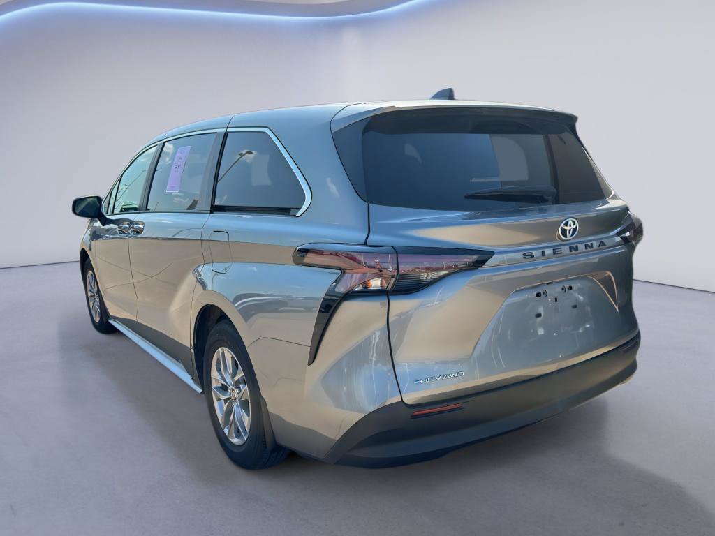 Used 2026 Toyota Sienna LE AWD/4WD image 8