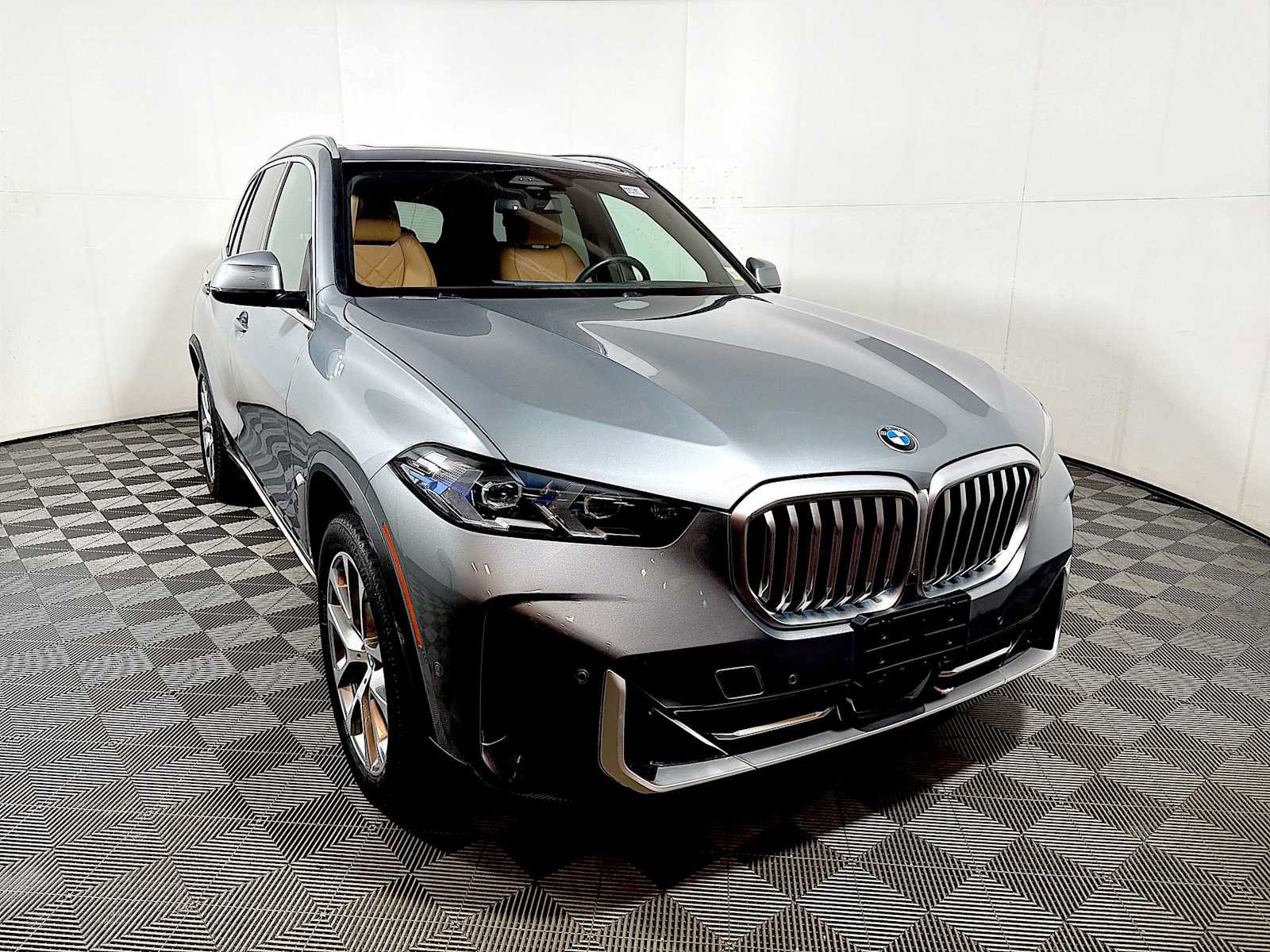 Used 2024 BMW X5 xDrive40i w/ Premium Package AWD/4WD image 2