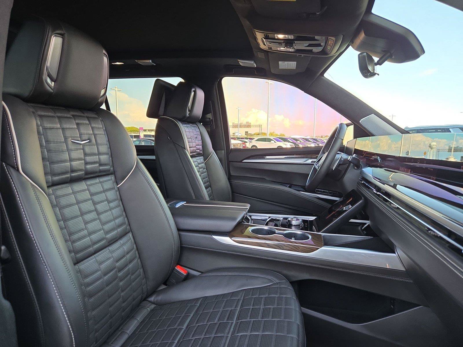 Used 2026 Cadillac Escalade Platinum Luxury w/ LPO, Floor Liner Package AWD/4WD image 29
