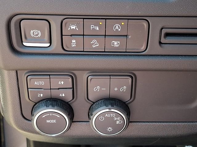 Used 2024 Chevrolet Suburban Z71 w/ Luxury Package AWD/4WD image 23