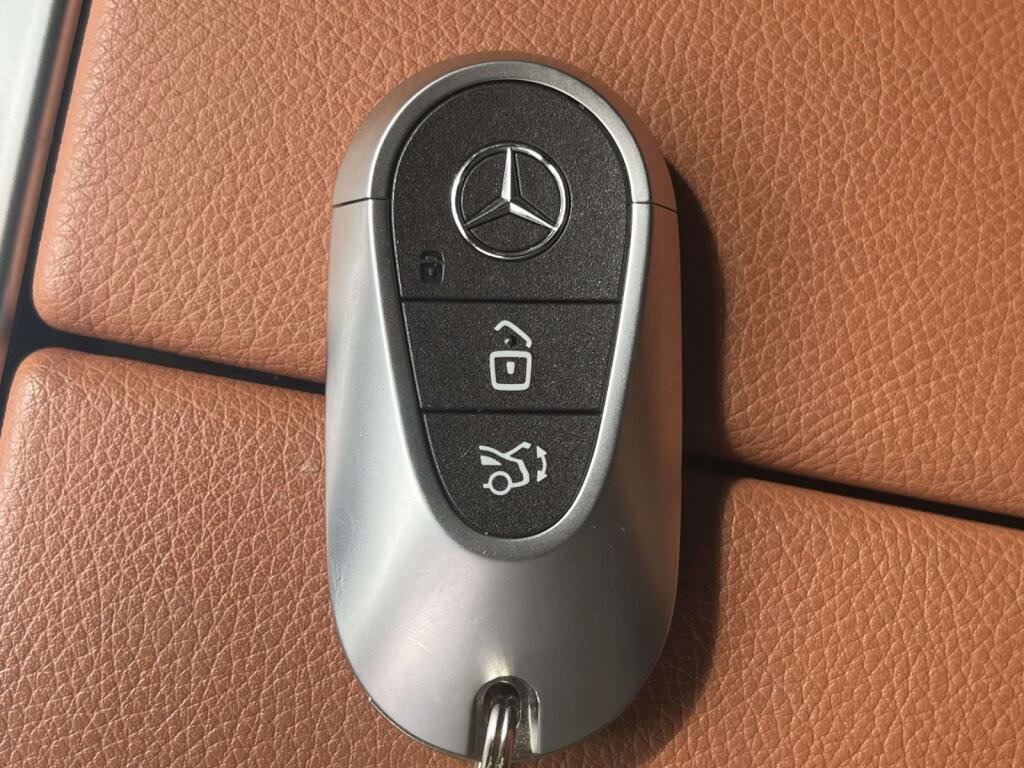 Certified 2025 Mercedes-Benz GLC 300 4MATIC image 4