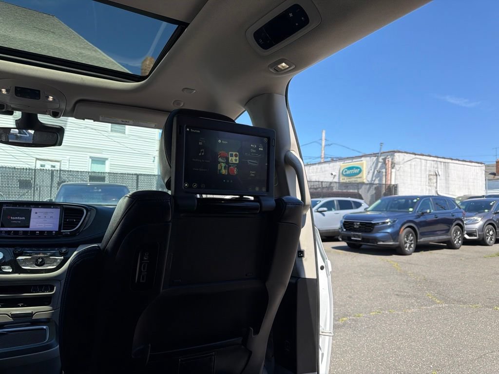 Used 2021 Chrysler Pacifica Touring-L w/ Uconnect Theater Family Group AWD/4WD image 16
