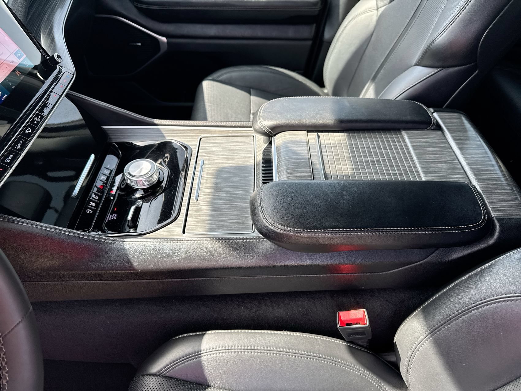 Used 2024 Jeep Wagoneer L Series II w/ Flexible Seating Group AWD/4WD image 21