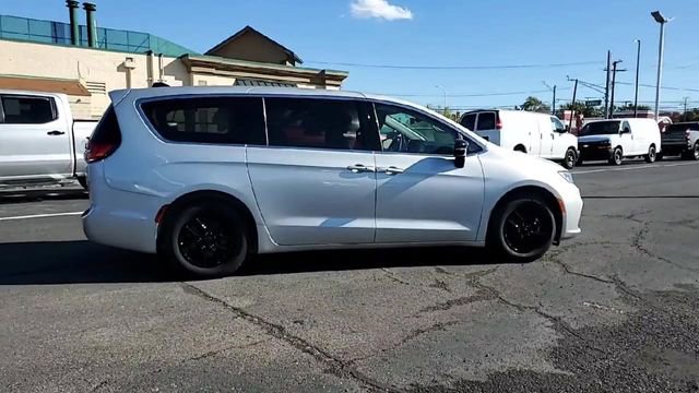 Used 2024 Chrysler Pacifica Touring-L FWD image 8