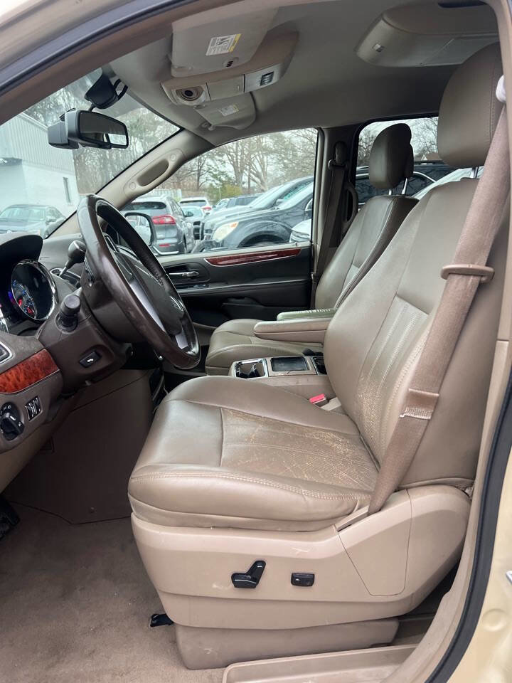 Used 2012 Chrysler Town & Country Touring-L w/ Entertainment Group #2 image 11