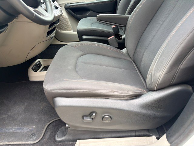 Used 2017 Chrysler Pacifica Touring w/ Tire & Wheel Group FWD image 14