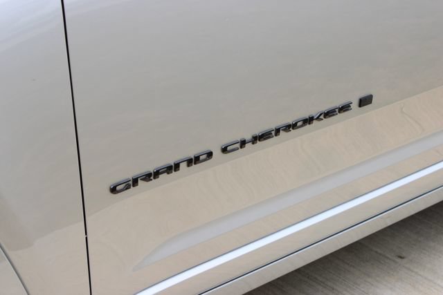 New 2026 Jeep Grand Cherokee Limited AWD/4WD image 11