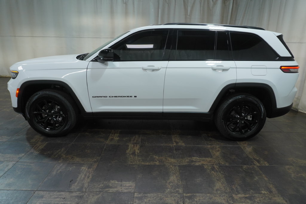 Used 2025 Jeep Grand Cherokee Altitude AWD/4WD image 8