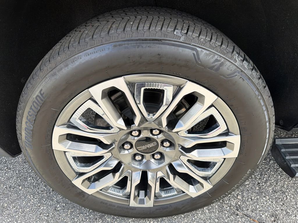 Used 2023 GMC Yukon XL Denali Ultimate image 17