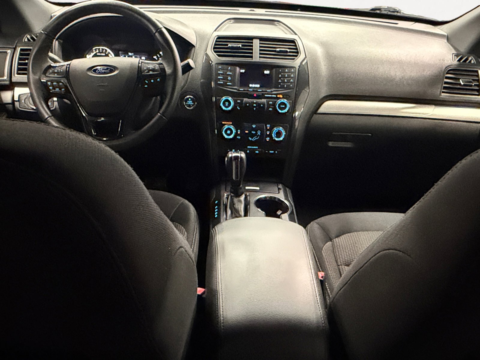 Used 2018 Ford Explorer XLT FWD image 3