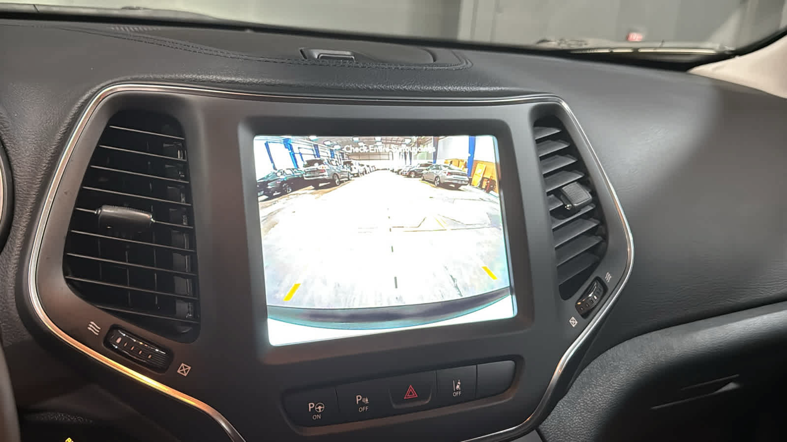 Certified 2023 Jeep Cherokee Altitude Lux w/ Mopar Interior Package AWD/4WD image 17