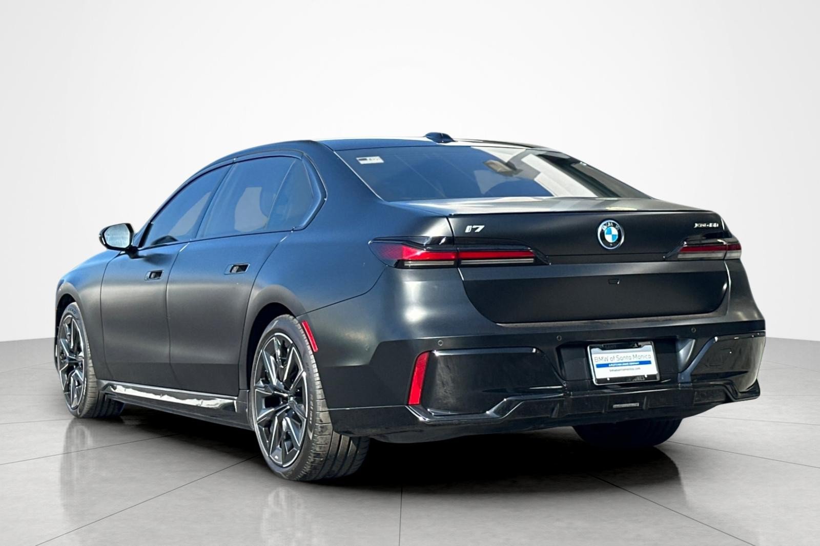 Used 2023 BMW i7 xDrive60 w/ Executive Package 2 AWD/4WD image 3