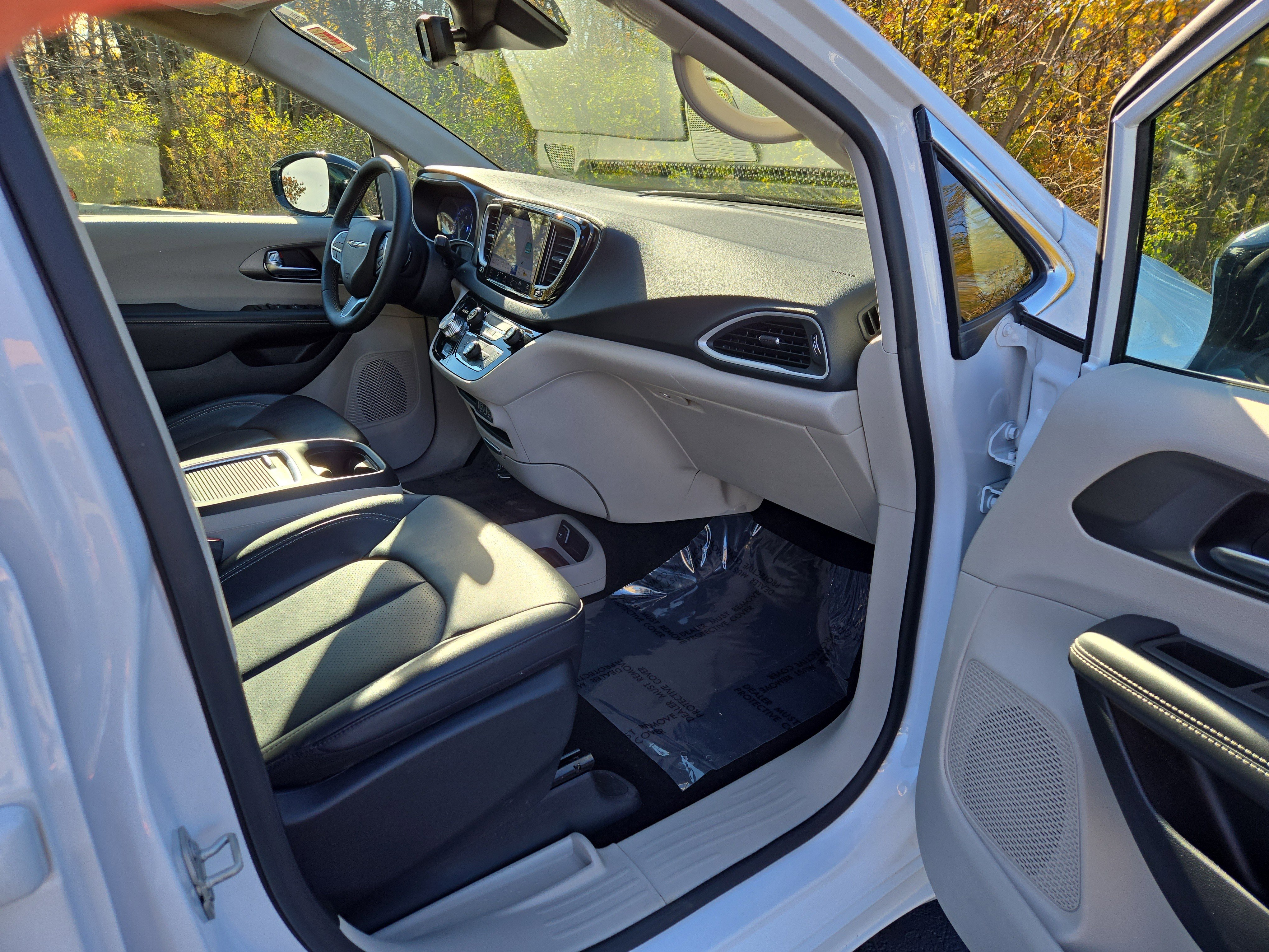 Used 2024 Chrysler Pacifica Touring-L image 23