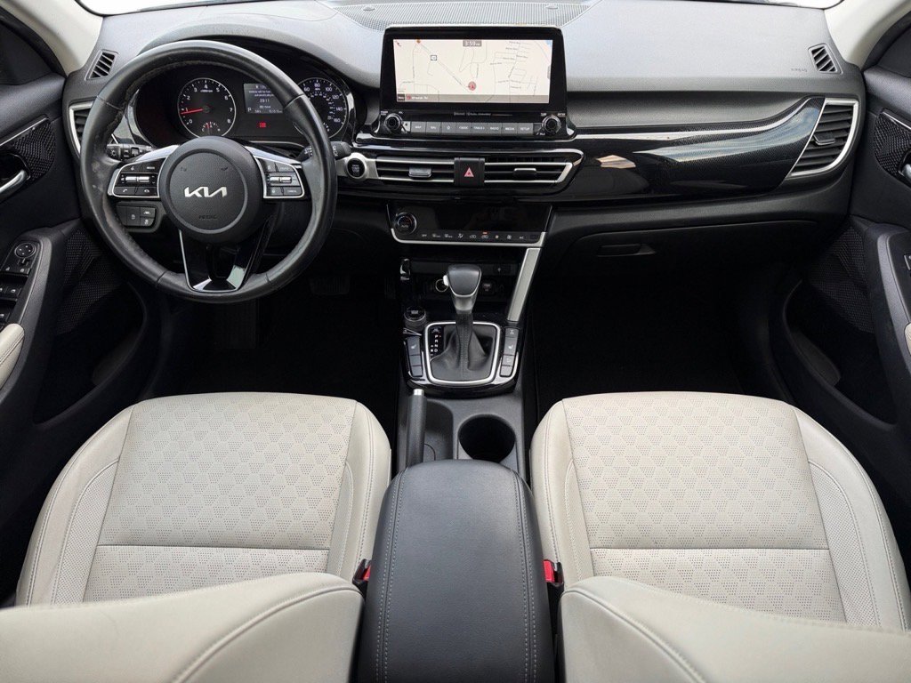 Used 2022 Kia Seltos EX image 16