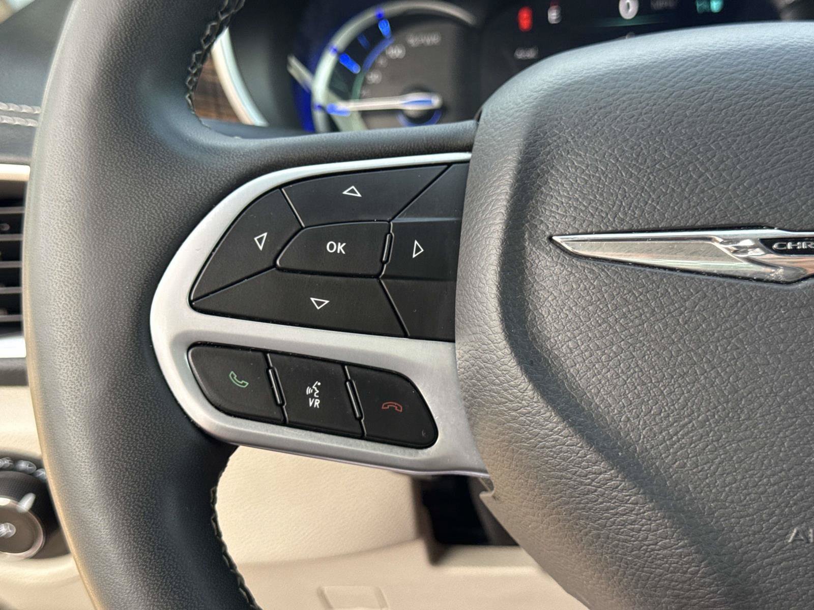Used 2023 Chrysler Pacifica Limited FWD image 21