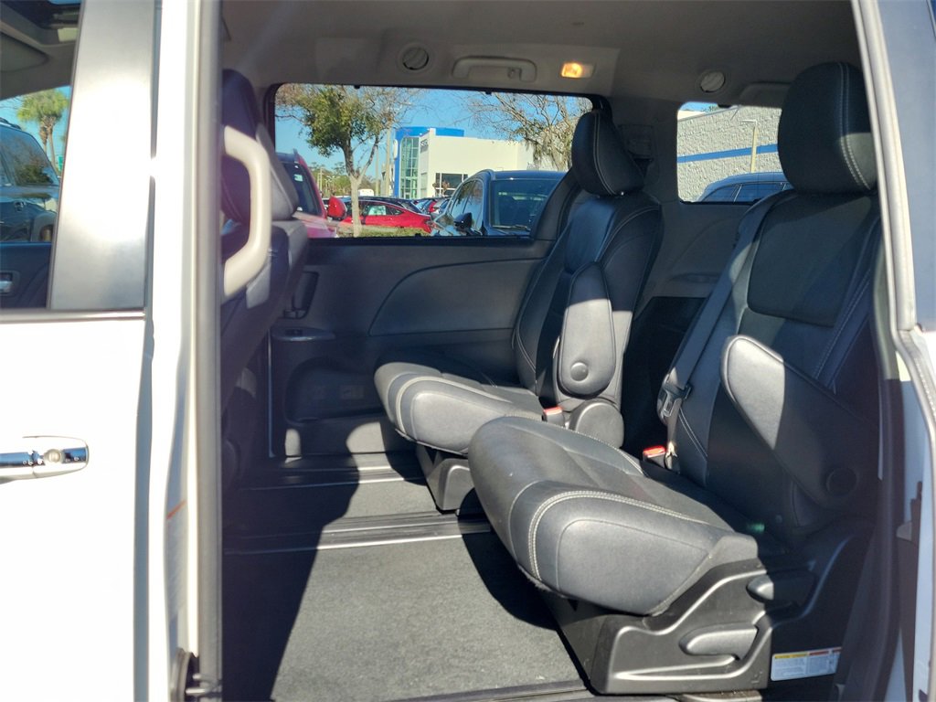 Used 2017 Toyota Sienna SE image 13