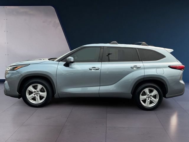 Used 2023 Toyota Highlander LE FWD image 2