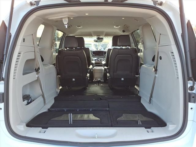 Used 2024 Chrysler Pacifica Touring-L image 5