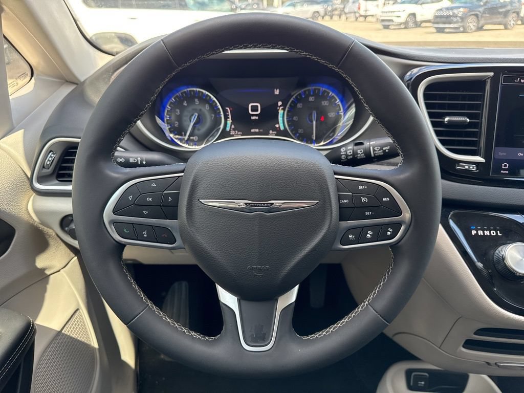 Used 2024 Chrysler Pacifica Touring-L FWD image 28